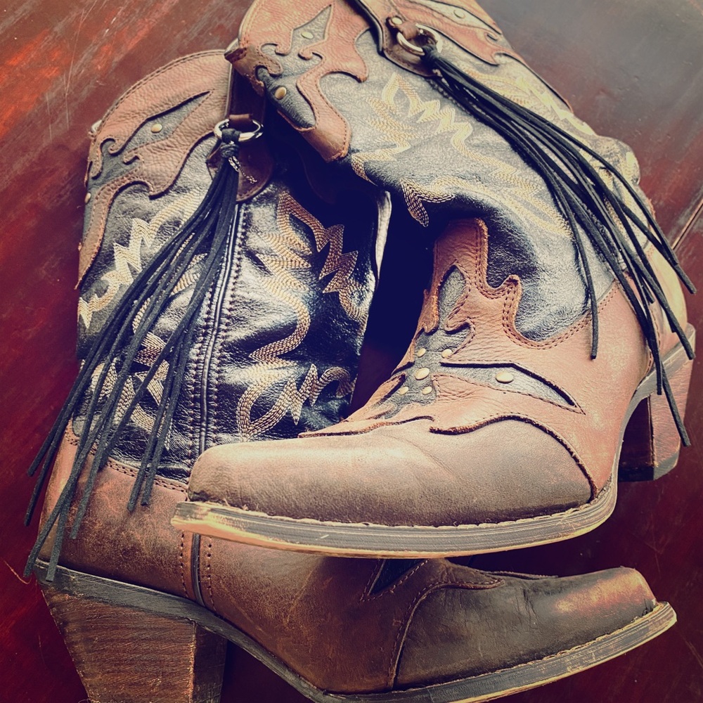 Cowgirl boots 🖤